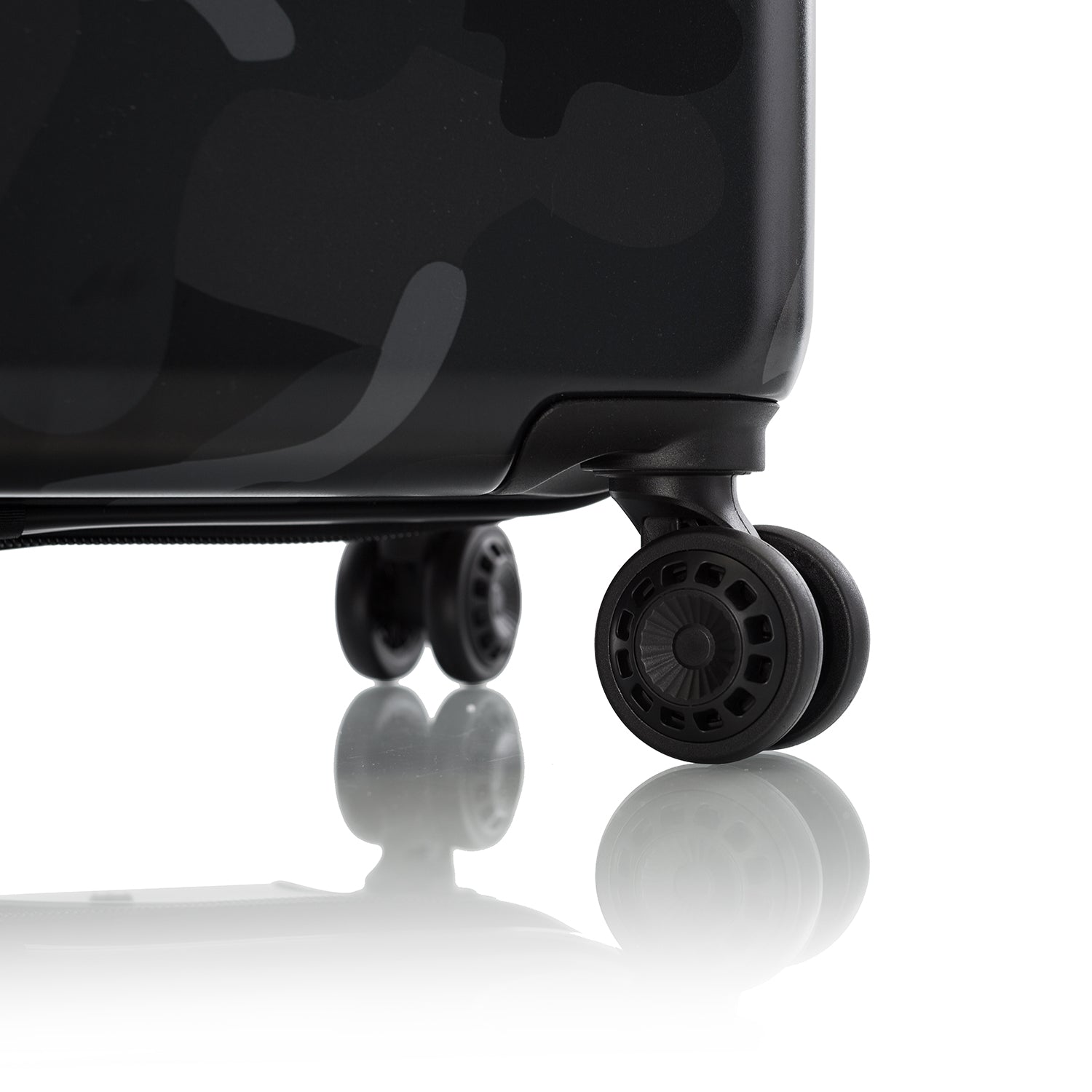 Black Camo Fashion Spinner™ 2 Piece Luggage Set (21"/30")